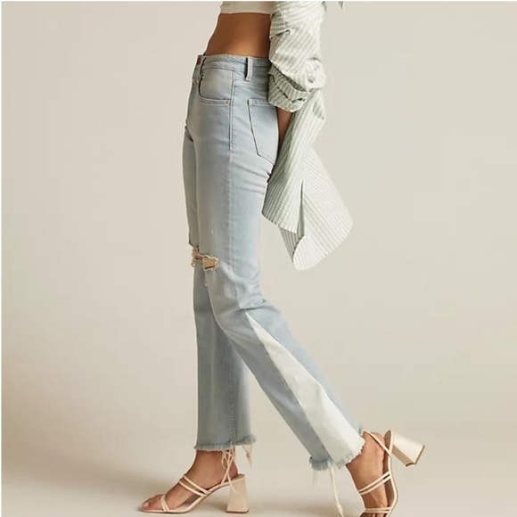 Closed Denim - CLOSED "BAYLIN RIPPED RAW HEM STRAIGHT LEG" Jeans In "LIGHT BLUE"